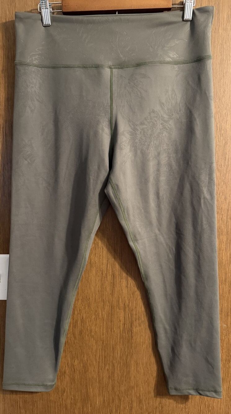 Zyia Active crop capri leggings olive green floral sz 16-18 athletic workout